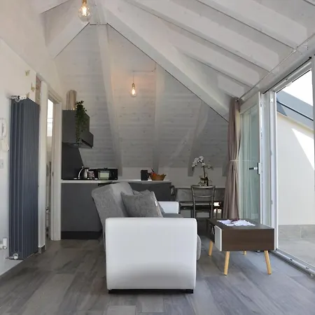White - Jacuzzi, Swimming Pool & View Apartment